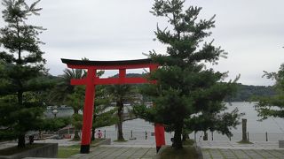 湖と向かい建物