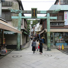島の入口にあたる「青銅の鳥居」です