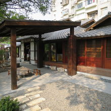 庭から見た建物