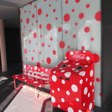 ベンチもごみ箱も！