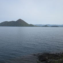 西側から眺めた洞爺湖中島の景観