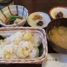 山里定食、栗おこわ・お味噌汁・山菜の煮物・むかごのクルミ和え