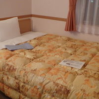 シングルのベッド。東横イン仕様の布団カバー。