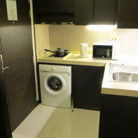 室内のキッチンと洗濯機