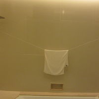 洗濯物はバスルームのロープに干せます