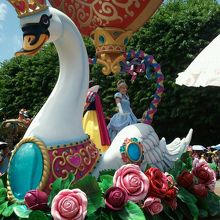 スワンのフロートで登場。シンデレラ。