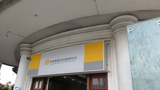 覆われたバス停