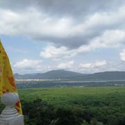 午後に山と湖の眺め