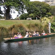 小舟に乗って緑に囲まれたエイボン川をのんびり行く舟遊び