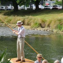 お洒落な衣装の船頭さん