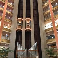 有名なロビーから見えるパイプオルガン