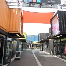 カラフルなコンテナ店舗