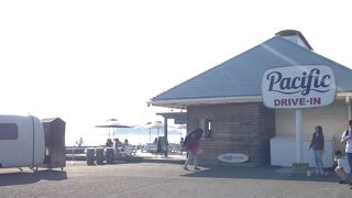 海岸沿いのカフェ、パシフィックドライブイン