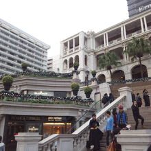 高級なお店が並びます。