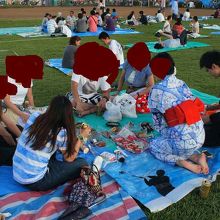 となりのシートとの間隔もゆとりをもって座れる