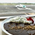 飛行機を見ながら札幌黄玉ねぎを使ったカレーが食べられる食堂