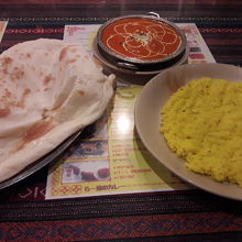 カレーとサフランライス・プレーンナン