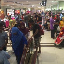 セールをやっていて込み合っていました。