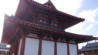 本尊の救世観世音菩薩を囲む四天王像