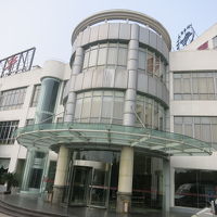 何も無い所にポツンと建ってる