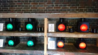 金ヶ崎の観光駐車場の横にある鉄道に使われたランプを展示