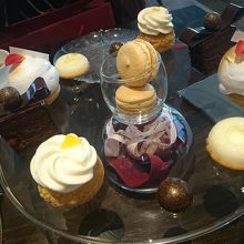 アフタヌーンティのスイーツ。味が凝っていて美味しい♪