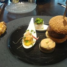 アフタヌーンティに和牛、フォアグラ等食べられる。美味しい♪