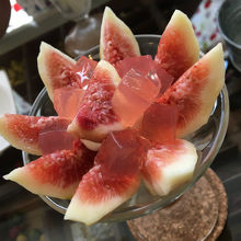 フィグがたっぷりのパフェは季節限定だそうでう