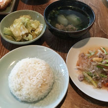 魚がまだ来ていません。タイの定食屋風