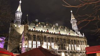 ライトアップが美しいアーヘン市庁舎