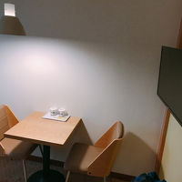 部屋のみ、部屋で朝食には便利なテーブルセットでした