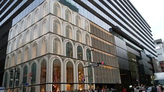 吹き抜けの店内が美しい