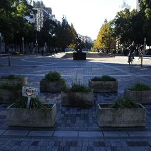 幅の広い大通り公園
