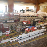 この季節、クリスマスや鉄道ジオラマあります