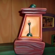 隠れミッキーを探しながら待ち時間を過ごすのもよいです。