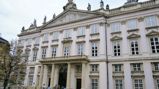 ピンクと白のファサード