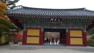 四天王像が通る人を見守っています