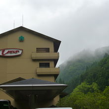 熊本県と大分県にまたがって建つホテル
