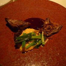 メインはフランス産の鳩のロースト