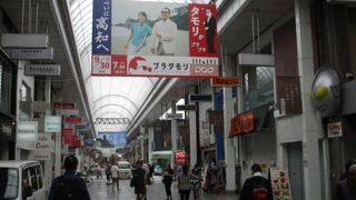  帯屋町一丁目商店街の途中にはＮＨＫの番組「ブラタモリ」がついに高知へという大きな垂れ幕が掲げられていました。