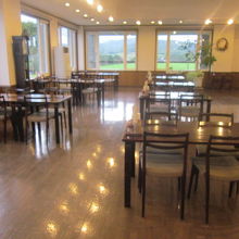 店内にはレストランもあります