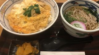お出汁のしっかり効いたお蕎麦と丼