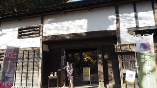 立派な長屋門が入り口です