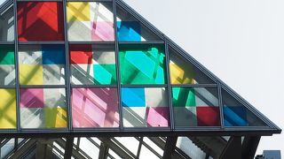 駅前にあります