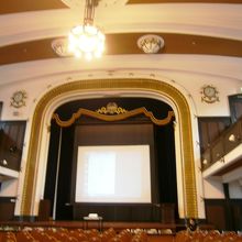 講堂　今も利用されています