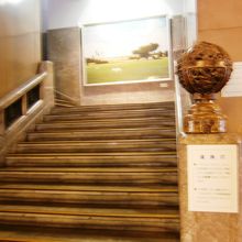 階段の横のエレベータで最上階に行きます