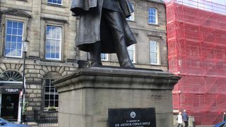 シャーロックホームズ像 (コナンドイル生誕地)