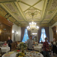 朝食レストランの天井がゴージャス。