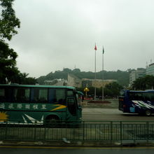 中央の蓮の花、中国からのバスが多数停車中