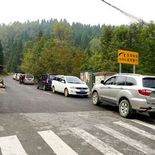 天子山ロープウェーと天子山バス乗り場の間ぐらいにある三叉路